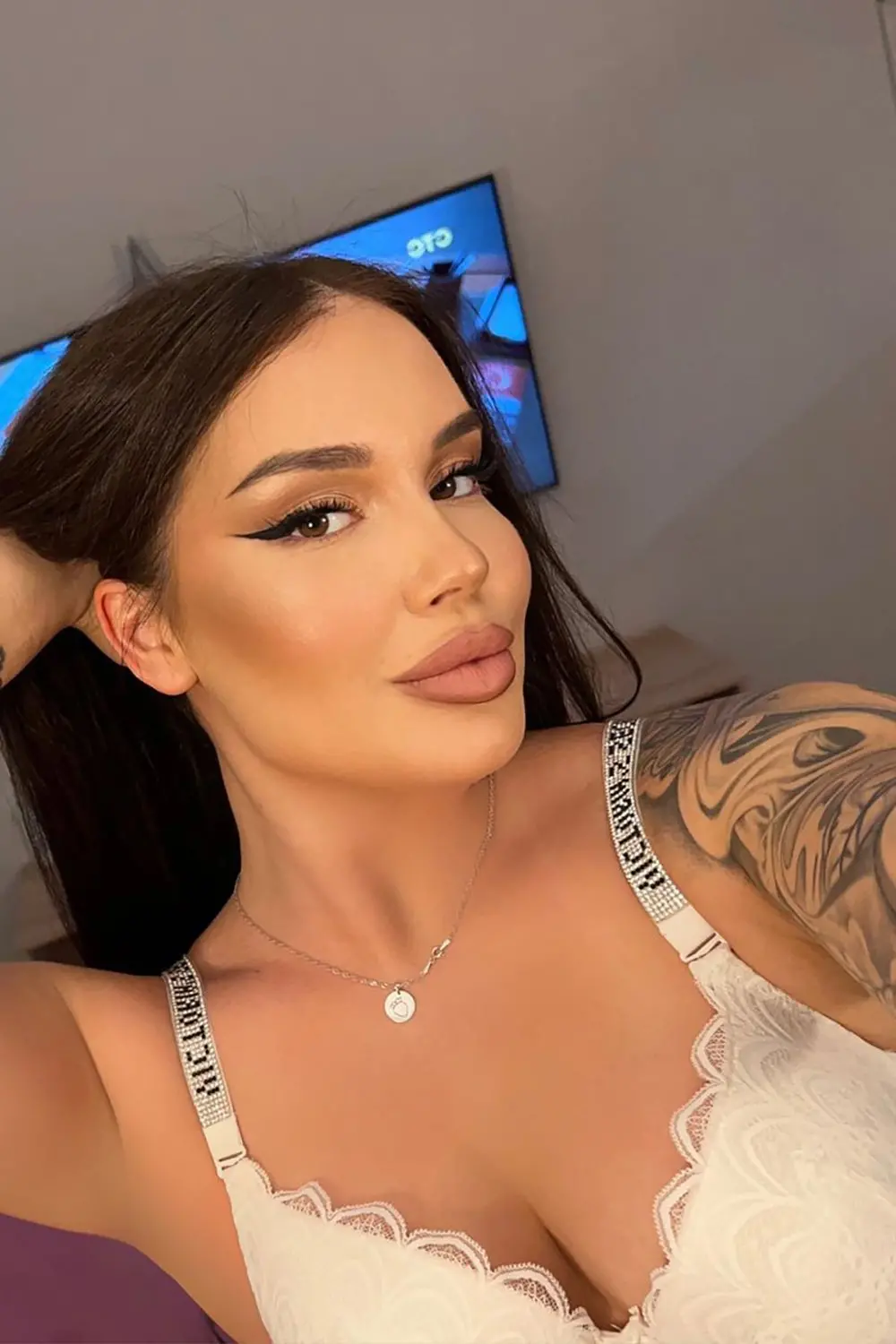 Scarlet Russian escort in Dubai - Photo 2